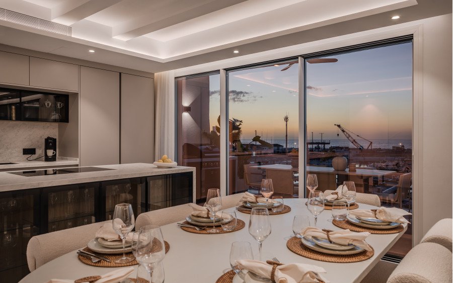Duplex penthouse on the front line in Puerto Banús 