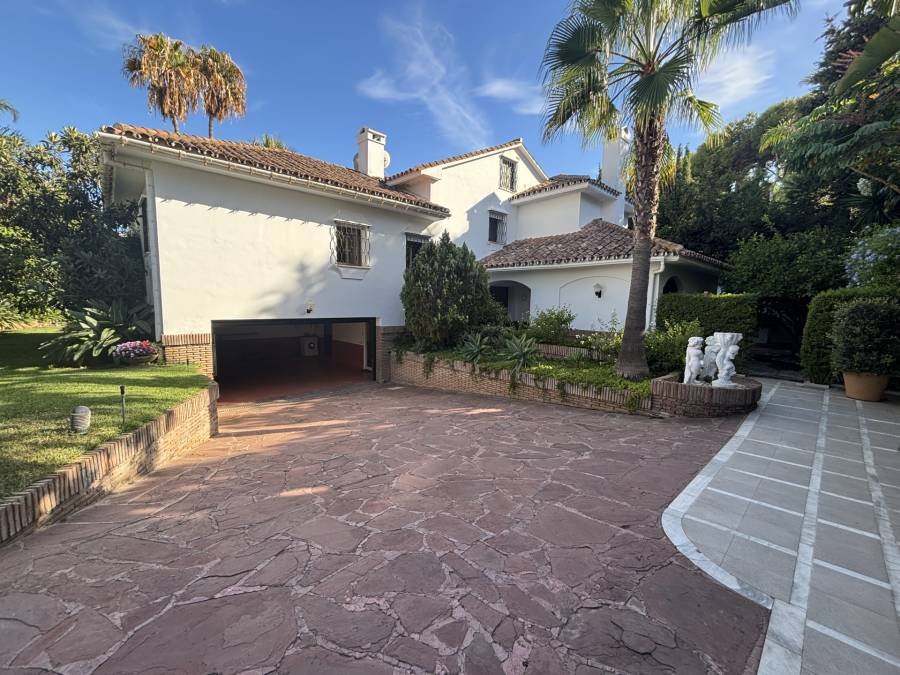 Villa in Marbella Este Marbella | 5-bed | €3.90M