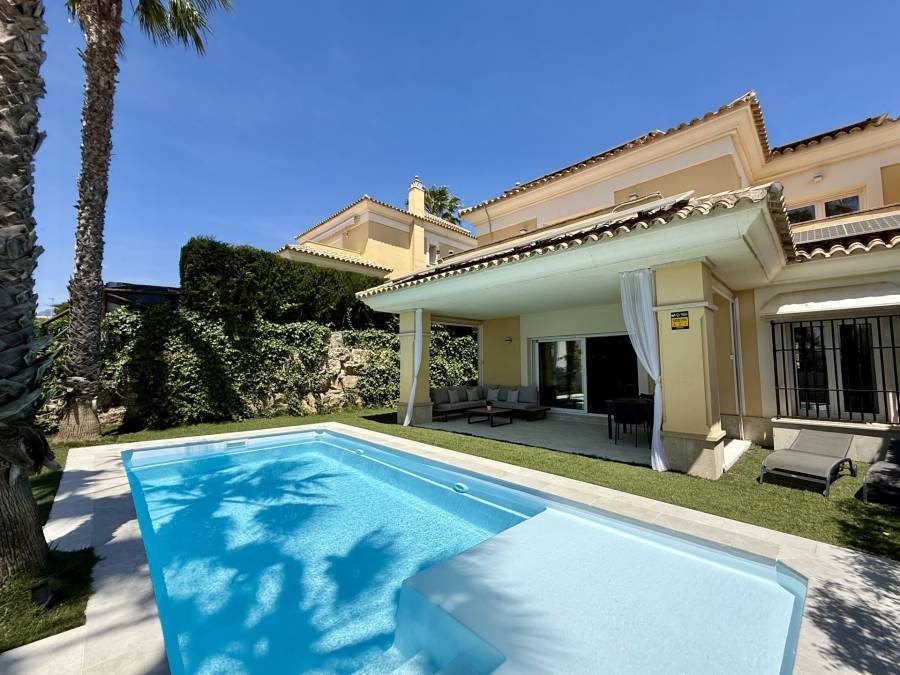 Semi Detached House in Marbella Este Marbella | 4-bed | €1.49M