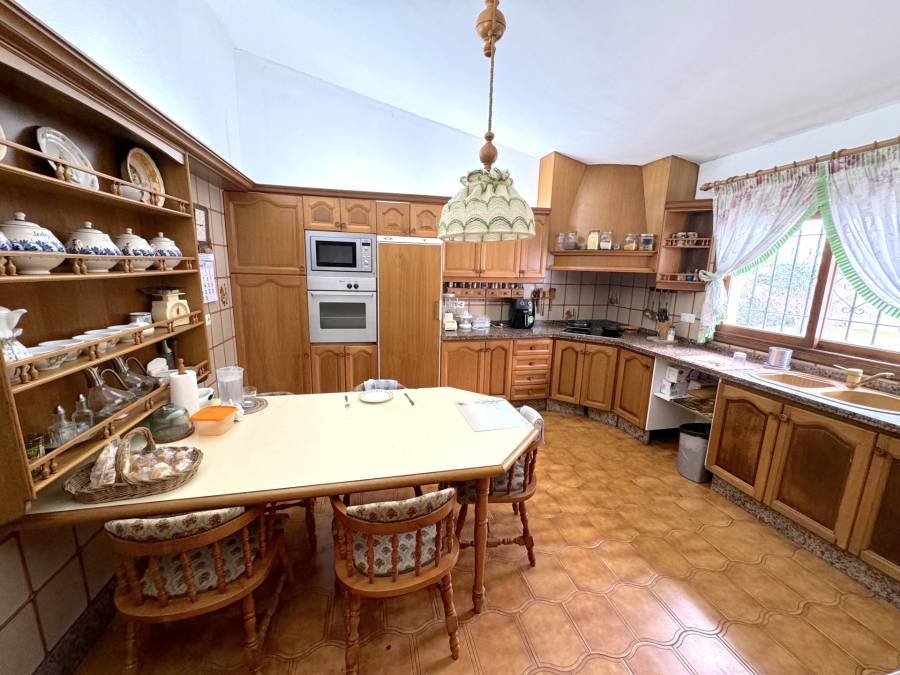 Villa in Estepona West Estepona | 5-bed | €1.50M