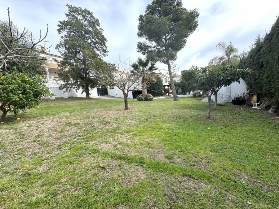 Villa in Estepona West Estepona | 5-bed | €1.50M