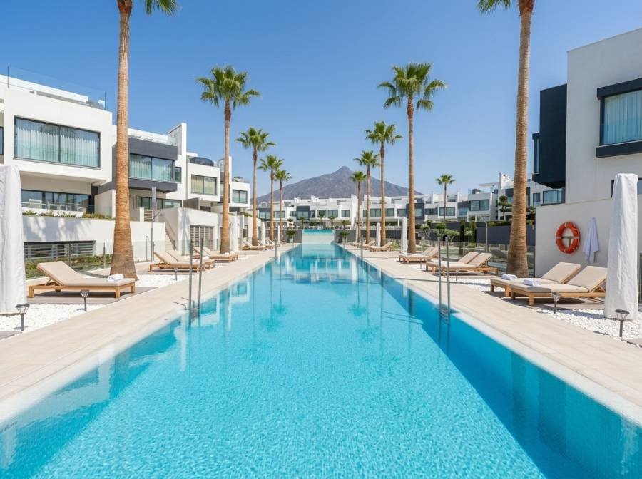 Semi Detached House in Estepona West Estepona | 4-bed | €2.55M