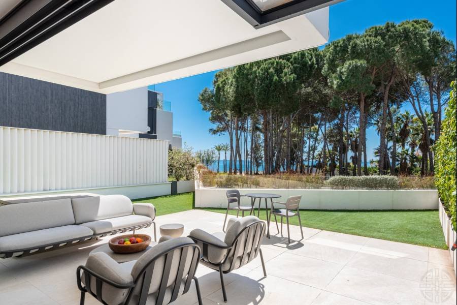 Semi Detached House in Estepona West Estepona | 4-bed | €2.55M