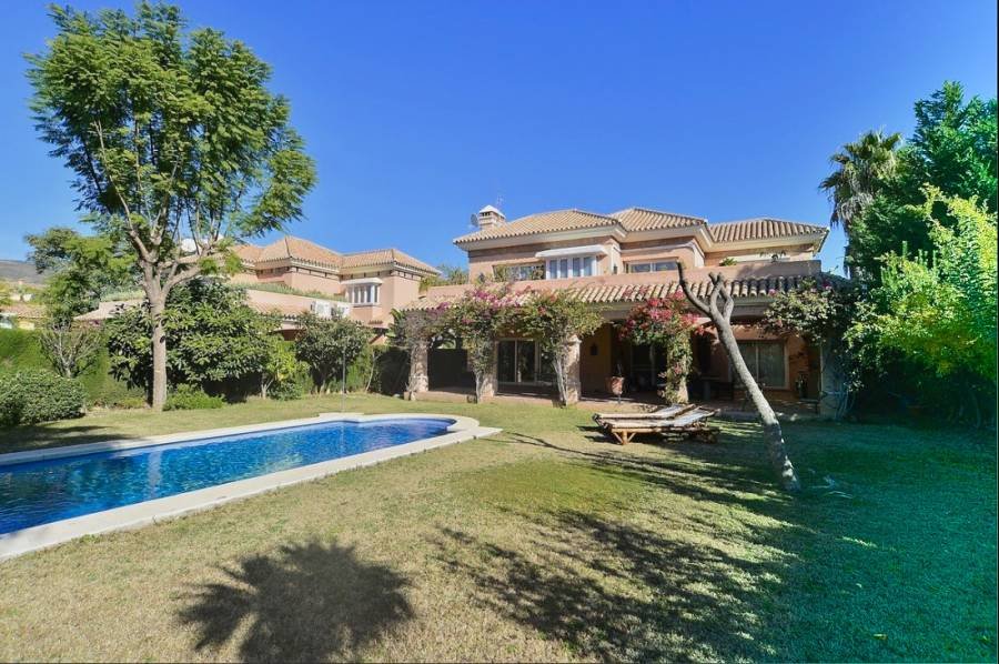 Villa in Nueva Andalucia Marbella | 4-bed | €1.70M