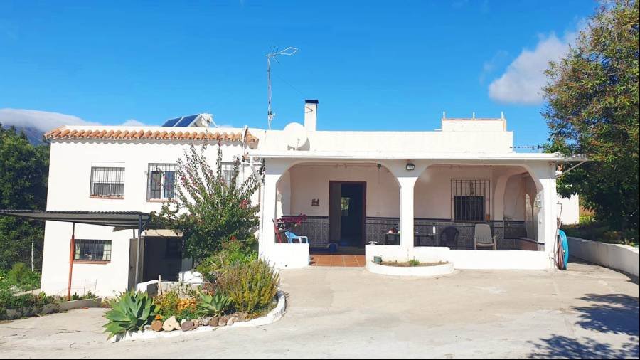 Finca in Estepona East Estepona | 5-bed | €0.80M