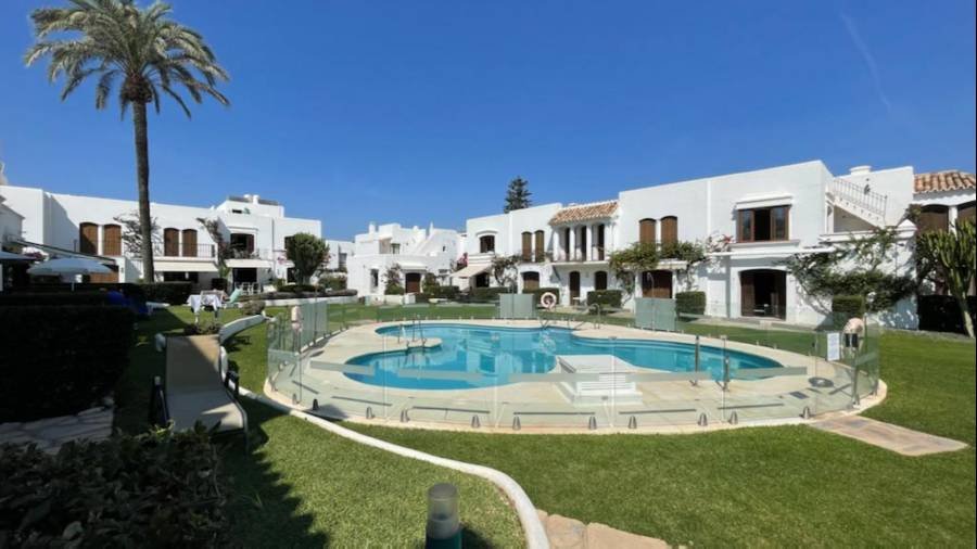 Semi Detached House in Estepona East Estepona | 3-bed | €0.59M