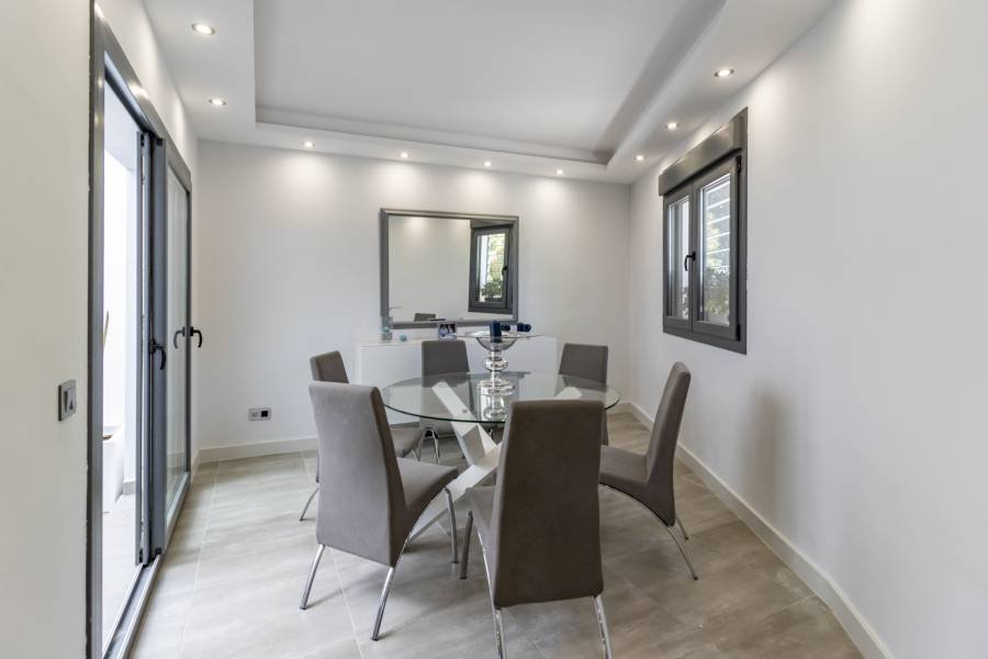 Semi Detached House San Pedro de Alcantara | 3-bed | €0.90M
