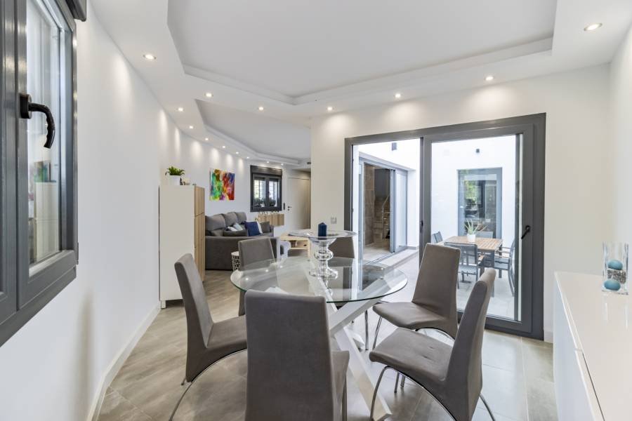 Semi Detached House San Pedro de Alcantara | 3-bed | €0.90M