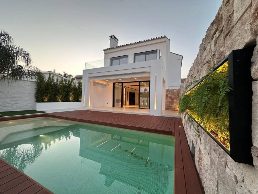Villa in Estepona East Estepona | 5-bed | €1.50M