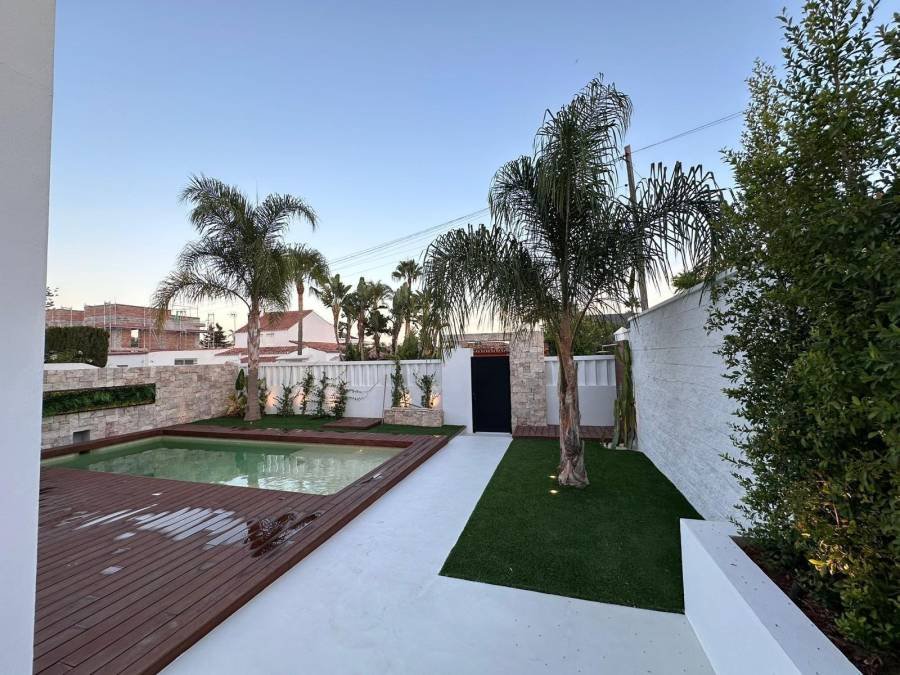 Villa in Estepona East Estepona | 5-bed | €1.50M