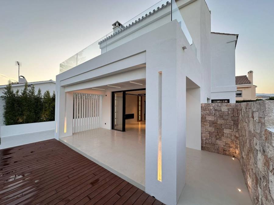 Villa in Estepona East Estepona | 5-bed | €1.50M