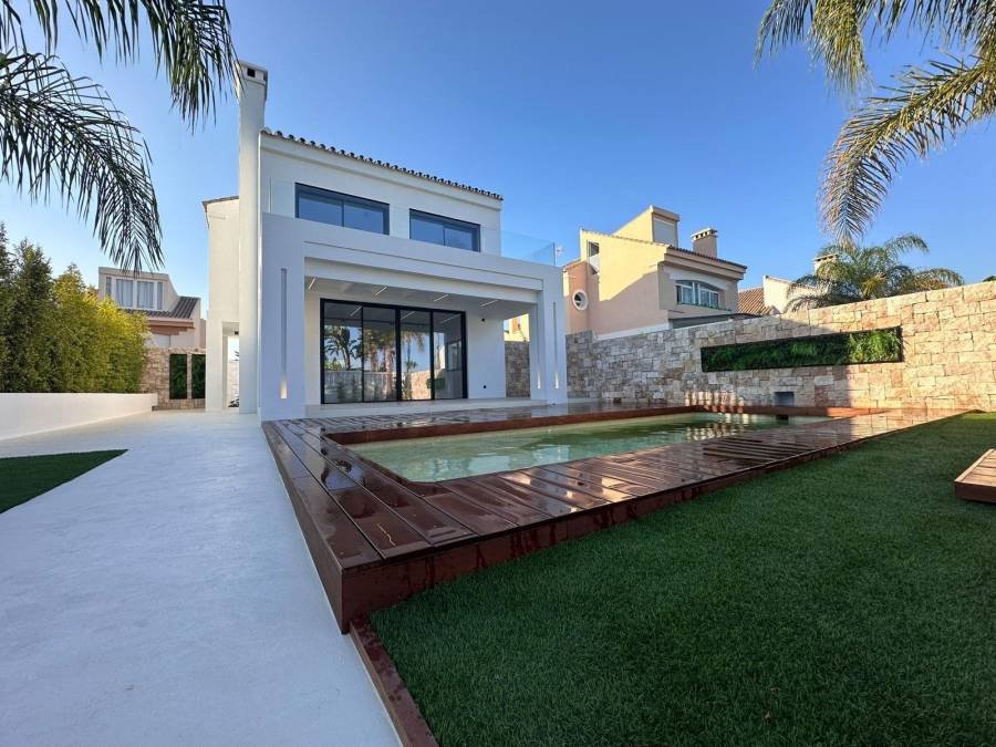 Villa in Estepona East Estepona | 5-bed | €1.50M