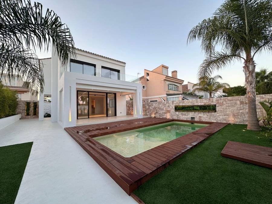 Villa in Estepona East Estepona | 5-bed | €1.50M