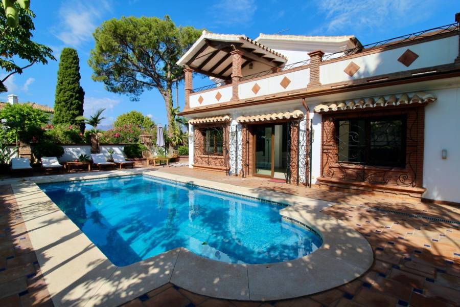 Villa in Estepona East Estepona | 4-bed | €1.75M