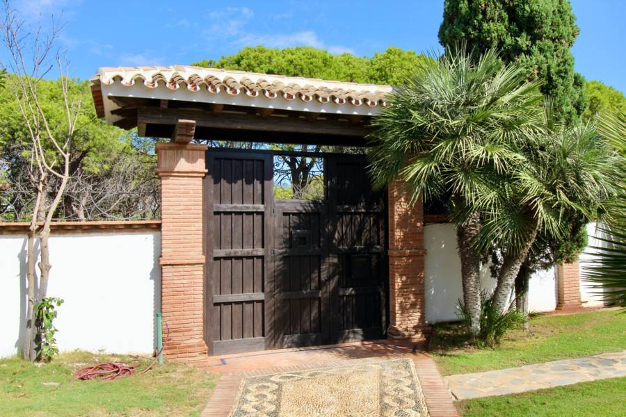 Villa in Estepona East Estepona | 4-bed | €1.75M