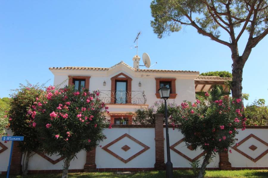 Villa in Estepona East Estepona | 4-bed | €1.75M