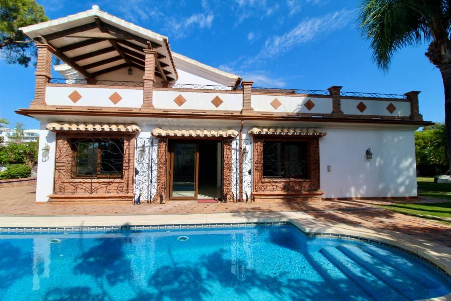 Villa in Estepona East Estepona | 4-bed | €1.75M