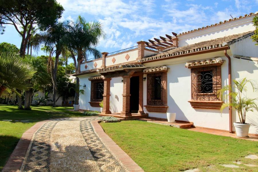 Villa in Estepona East Estepona | 4-bed | €1.75M