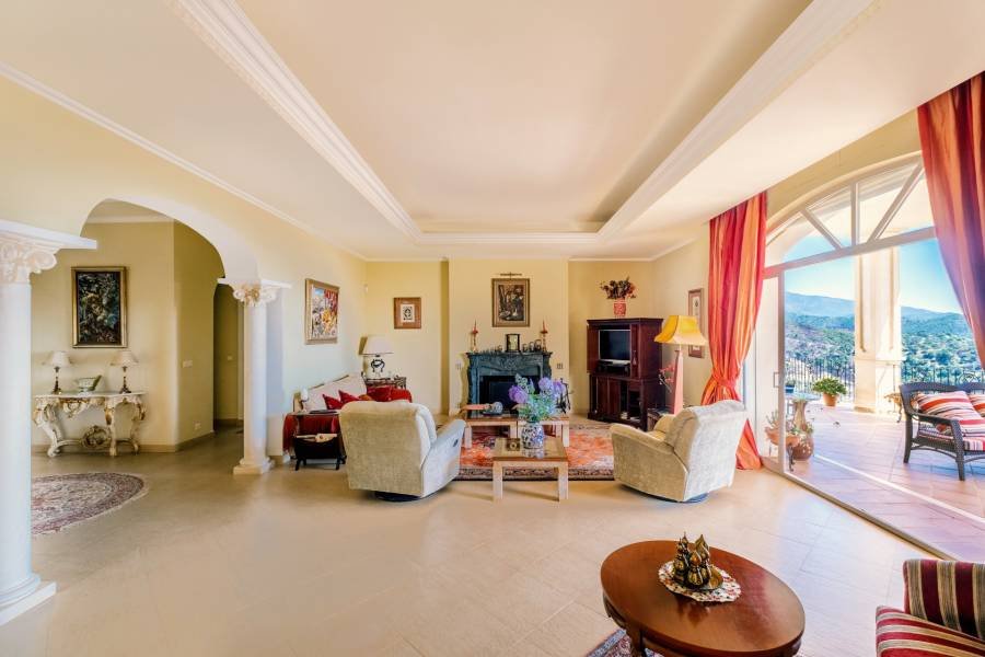 Finca en Altos de Estepona, Estepona | 7 dormitorios | €2.10M