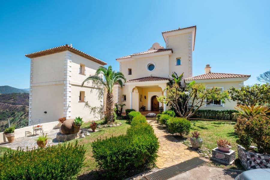 Finca en Altos de Estepona, Estepona | 7 dormitorios | €2.10M