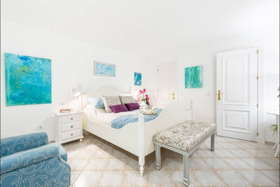 Town House in Nueva Andalucia Marbella | 2-bed | €0.55M