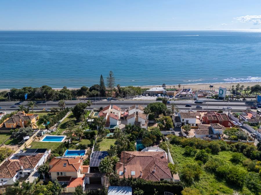 Villa in Marbella Este Marbella | 6-bed | €1.55M