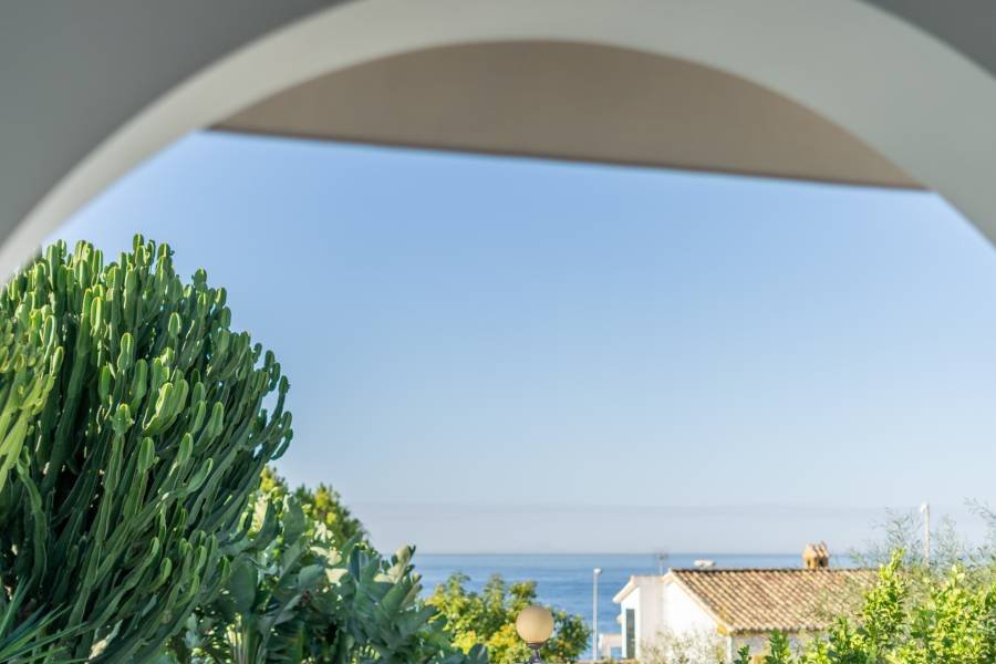 Villa in Marbella Este Marbella | 6-bed | €1.55M