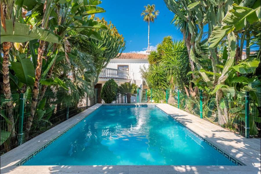 Villa in Marbella Este Marbella | 6-bed | €1.55M