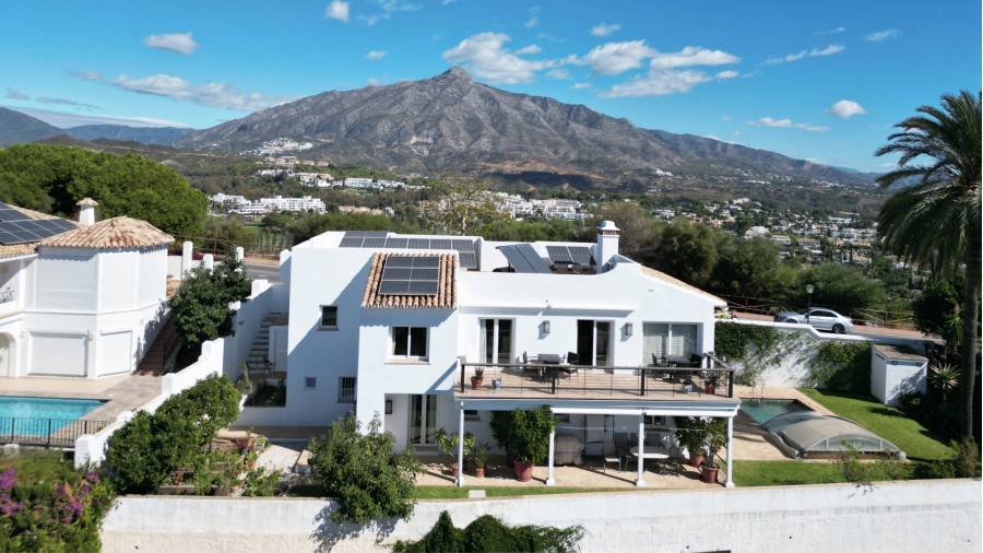 Villa in Nueva Andalucia Marbella | 4-bed | €1.80M