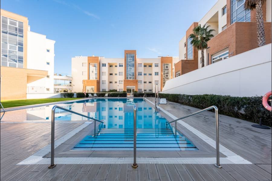 Apartment в El Higueron, Fuengirola | 2 спален | €0.58M