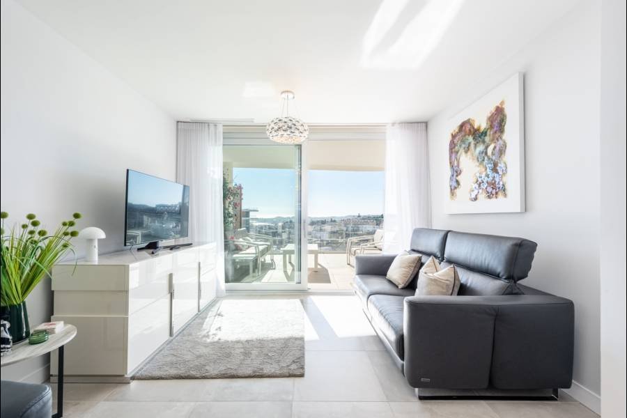 Apartment в El Higueron, Fuengirola | 2 спален | €0.58M