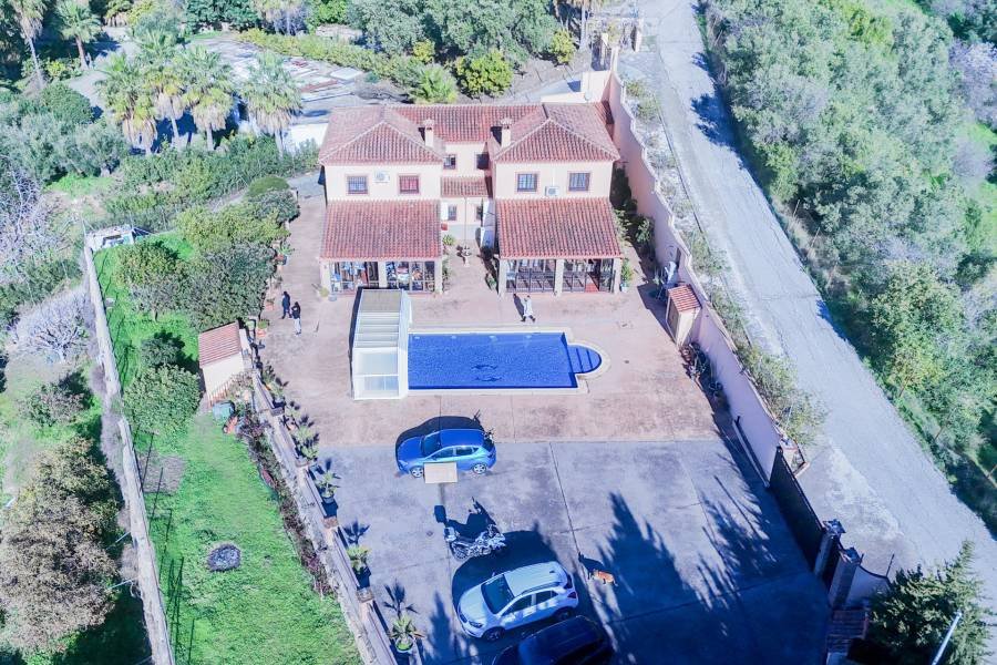 Villa in Altos de Estepona Estepona | 8-bed | €2.75M