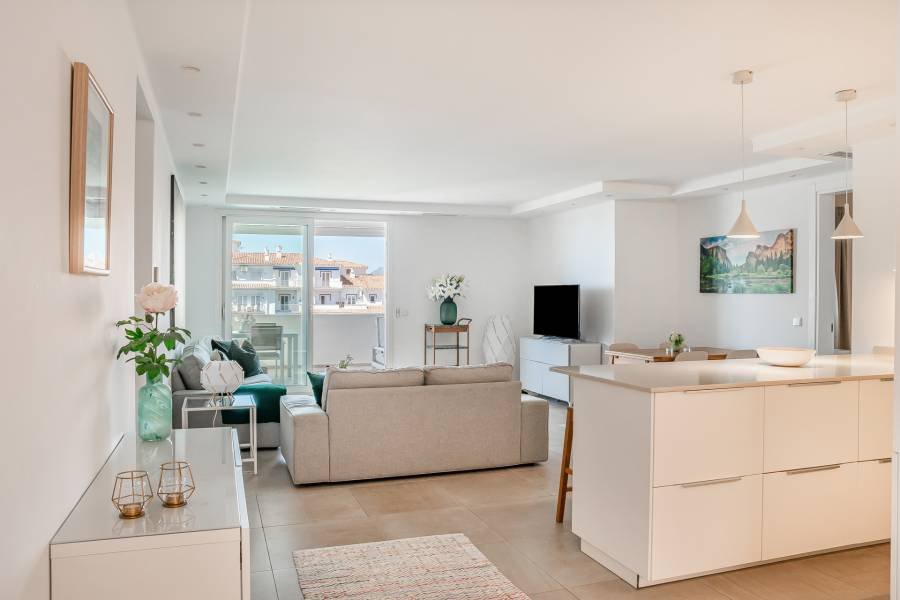 Apartment in Marbella - Puerto Banus Marbella | 3-bed | €1.39M