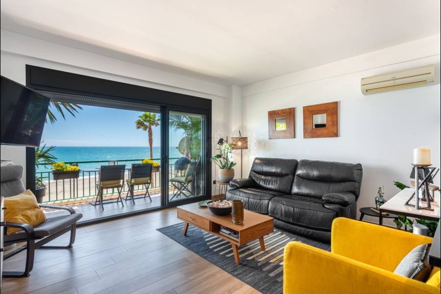 Apartment в Las Gaviotas  - Carvajal, Fuengirola | 3 спален | €0.70M