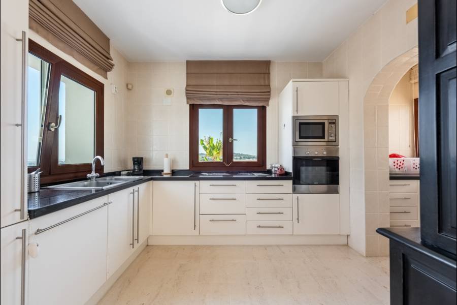 Villa в Cerros del Aguila, Mijas Costa | 3 спален | €0.68M