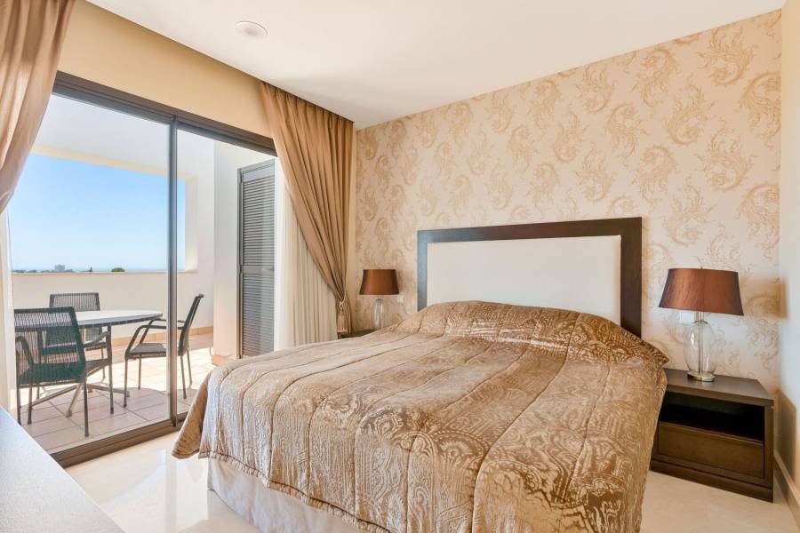 Duplex Penthouse в La Quinta Suites, Benahavis | 2 спален | €0.60M