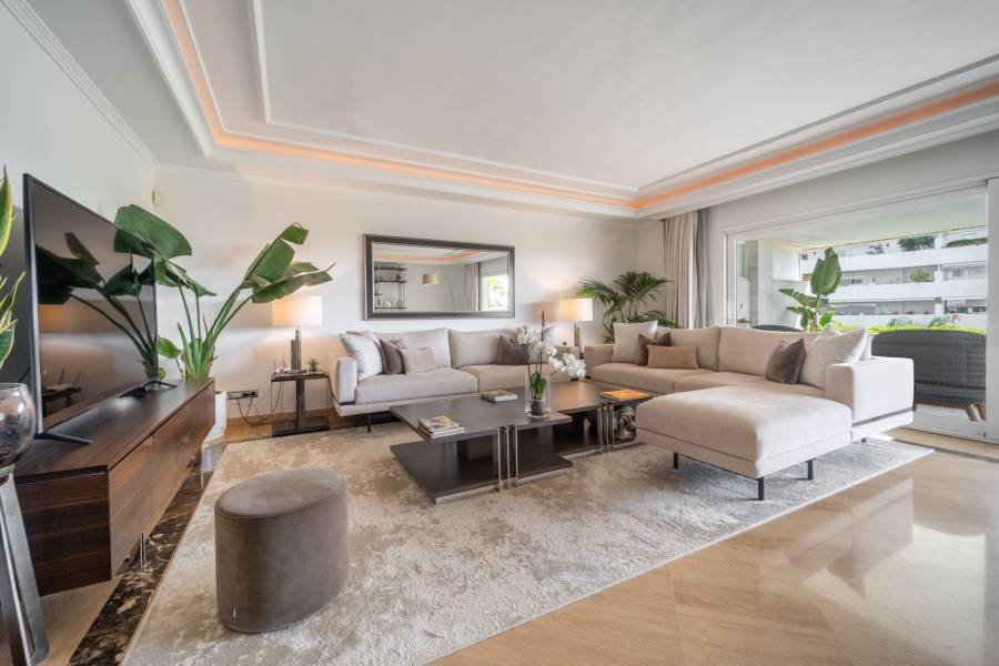 Apartment in Marbella - Puerto Banus Marbella | 3-bed | €2.30M