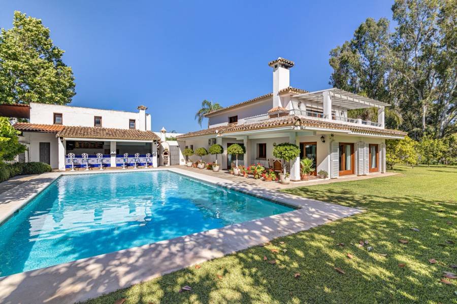 Chalet in Estepona East Estepona | 5-bed | €2.40M