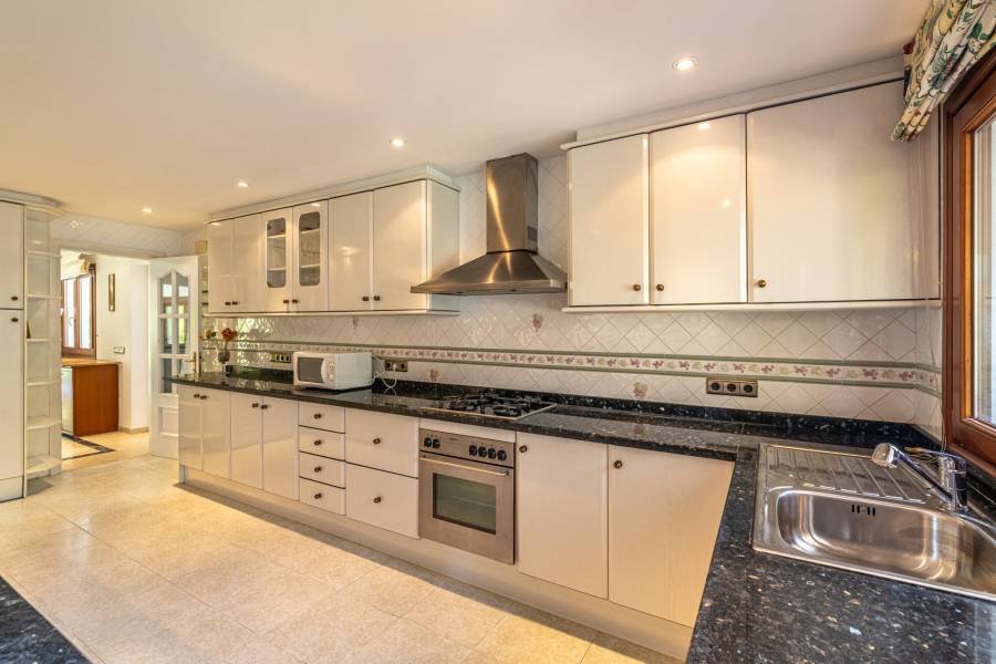 Chalet in Estepona East Estepona | 5-bed | €2.40M