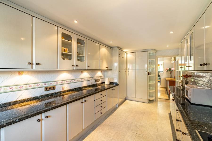 Chalet in Estepona East Estepona | 5-bed | €2.40M
