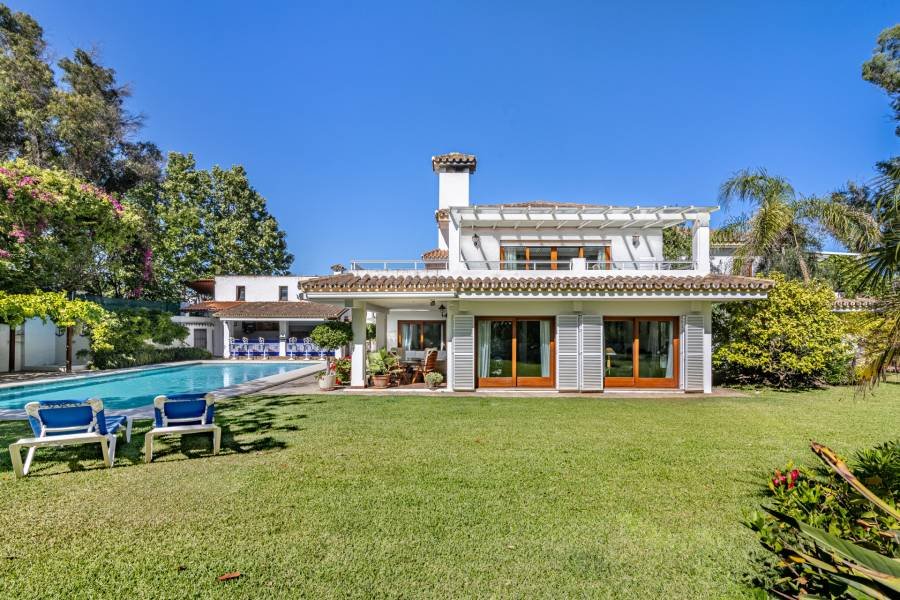 Chalet in Estepona East Estepona | 5-bed | €2.40M