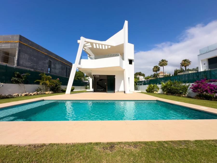 Villa in Estepona East Estepona | 4-bed | €2.20M
