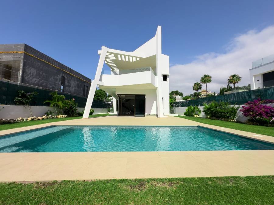 Villa in Estepona East Estepona | 4-bed | €2.20M