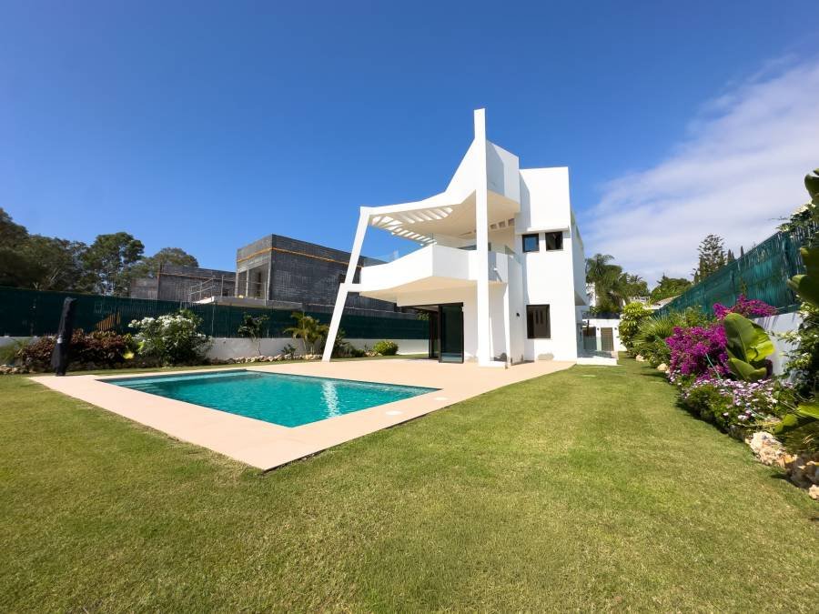 Villa in Estepona East Estepona | 4-bed | €2.20M
