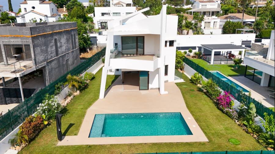 Villa in Estepona East Estepona | 4-bed | €2.20M