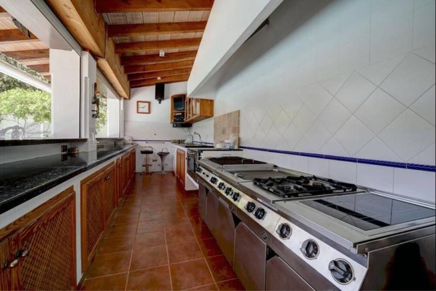 Villa in Estepona East Estepona | 5-bed | €2.40M