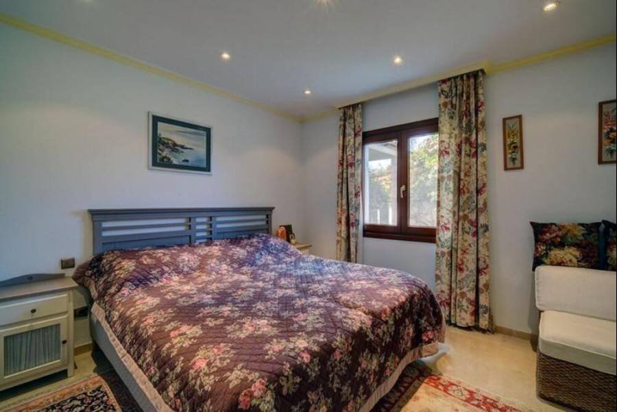 Villa in Estepona East Estepona | 5-bed | €2.40M