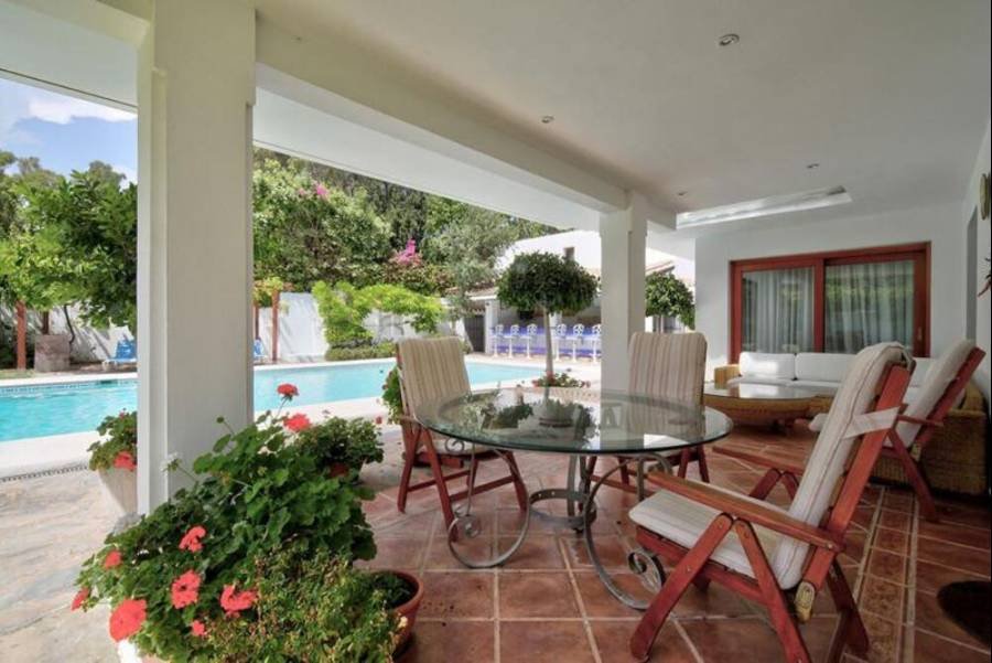 Villa in Estepona East Estepona | 5-bed | €2.40M