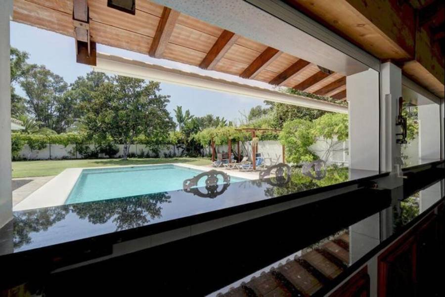 Villa in Estepona East Estepona | 5-bed | €2.40M