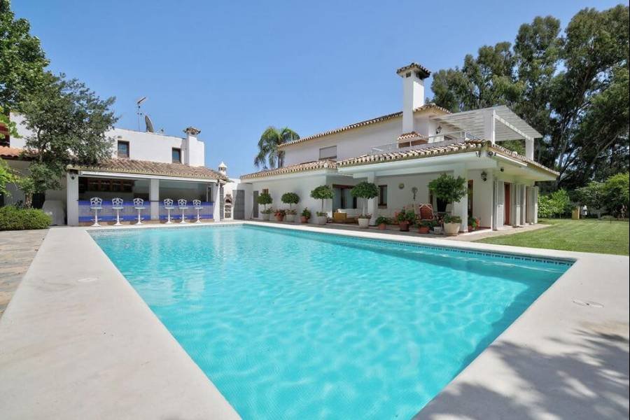 Villa in Estepona East Estepona | 5-bed | €2.40M